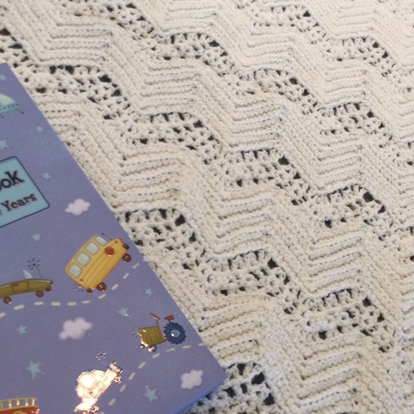 A Baby’s Book. The First Five Years. With hand crocheted receiving blanket. - Picture 6 of 9